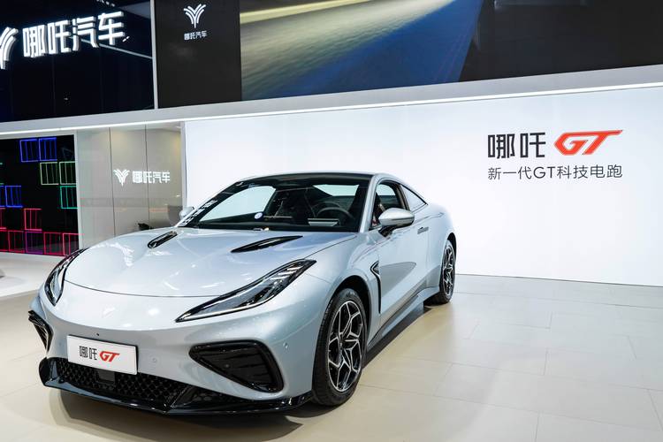 东莞11哪吒汽车在智能汽车领域的表现，领途汽车在新能源汽车市场中的影响力